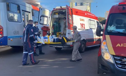Idosa tem fratura no fêmur após ser atropelada por ônibus em Apucarana
