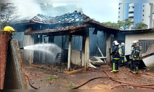Incêndio destrói residência localizada na Zona 7 em Maringá