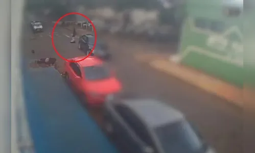 Prótese da perna de motociclista 'voa' após acidente em Sarandi; vídeo
