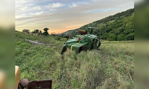 Colheitadeira capota e agricultor fica ferido em Borrazópolis