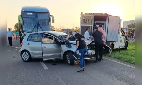 Casal morre em acidente envolvendo carro e ônibus na PR-323