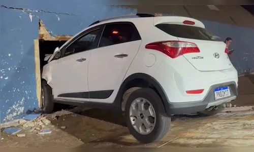 Carro desgovernado atinge muro de Colégio Estadual no Paraná