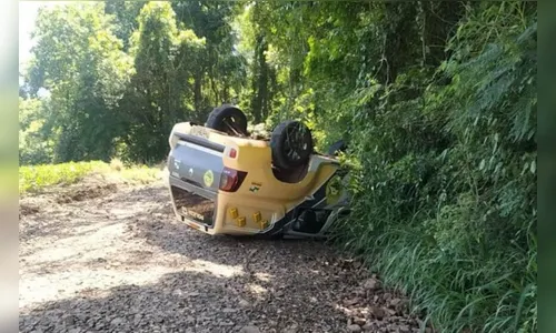 Viatura da Polícia Militar capota em estrada rural no oeste do Paraná