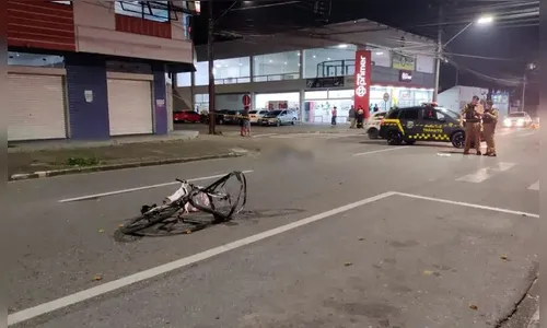 Ciclista morre ao ser atingido por moto; câmera flagra acidente