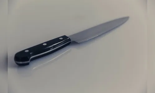 Homem afia faca para cortar pescoço da ex e vai preso