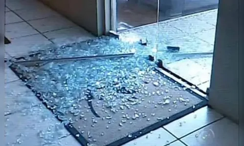 Homem acelera carro e quebra porta de vidro de comércio da irmã