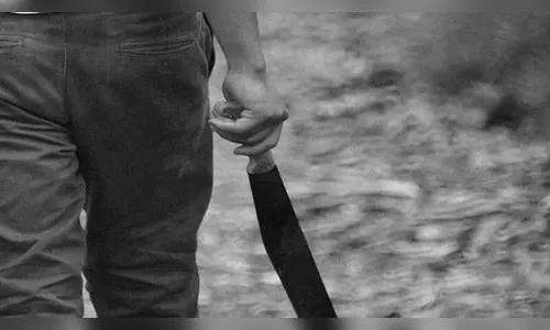 Após desentendimento no trânsito, homem ameaça motociclista com facão