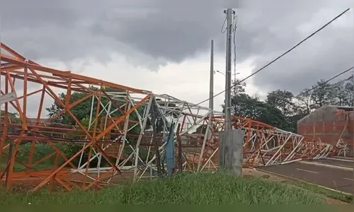 Rajadas de vento derrubam torre de comunicação da GM de Arapongas