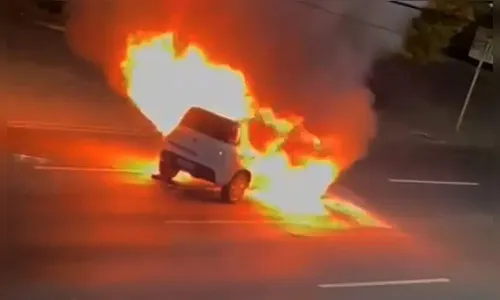 Incêndio em Fiat Uno mobiliza Corpo de Bombeiros; veja vídeo