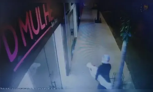 Homem furta sex shop no PR e leva lingerie que estava em manequim