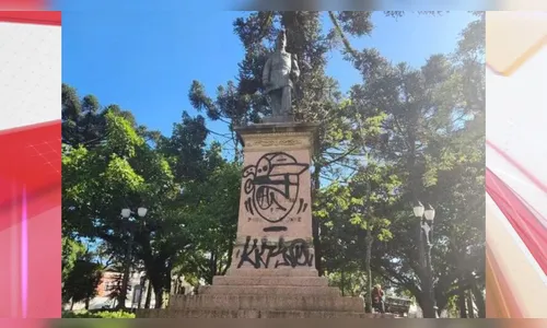 Jovem é multado em R$ 22 mil após pichar estátua centenária no PR