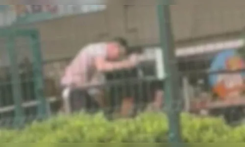 Pai esfaqueia e mata morador de rua que ofereceu paçoca para sua filha