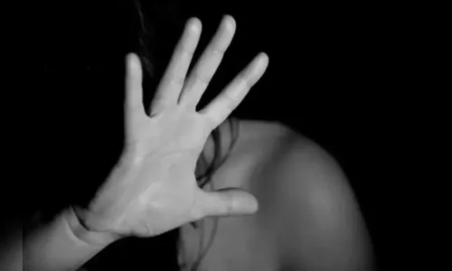 Adolescente sofre abuso e só descobre após ver vídeo do crime