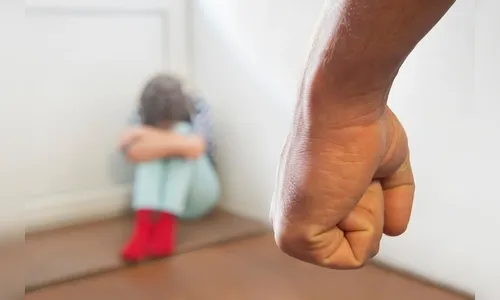 Pai dá soco no olho da própria filha de 11 anos ao tentar agredir a ex