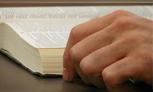 Ladrão invade residência e furta bíblia e óculos de sol