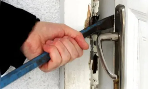 Casal sai para passear e tem residência arrombada e furtada