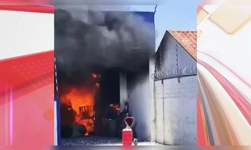 Fábrica de tintas explode e pega fogo em São José dos Pinhais