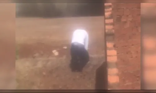 Empresário reza de joelhos diante de empresa após incêndio; veja