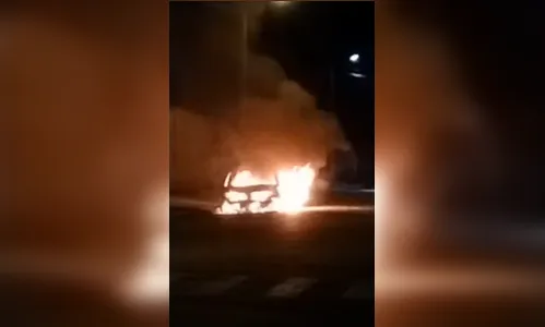 Carro pega fogo durante a madrugada na Rua Ana Neri em Faxinal