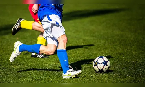 Jovem fica ferido ao se chocar com outro jogador durante partida