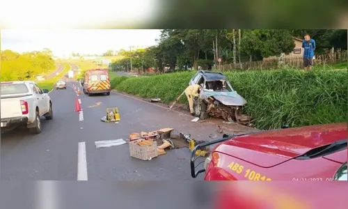 Carro bate em barranco e motorista é ejetado na BR-376 em Maringá