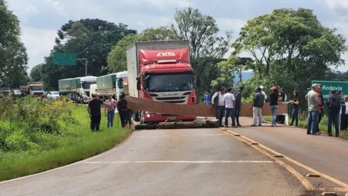 Os bloqueios ocorrem no km 440, que dá acesso à Mangueirinha