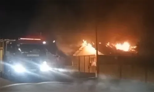 Casa é destruída pelo fogo no Residencial Cidade Educação; veja vídeo