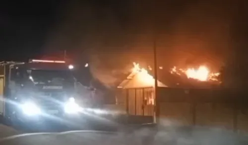 Os bombeiros informaram que foram acionados por volta das 4h via telefone 193. Ao chegarem no local, a casa já estava totalmente incendiada.