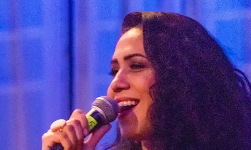 Cantora palestina conta trajetória como refugiada no Brasil