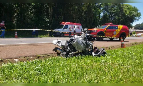 Mulher morre ao ser ejetada de carro em grave acidente na BR-277