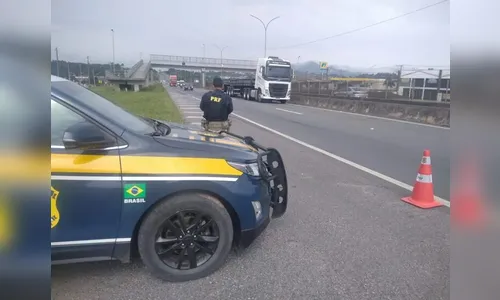 Mulher morre após ser atropelada por caminhão em rodovia no Paraná