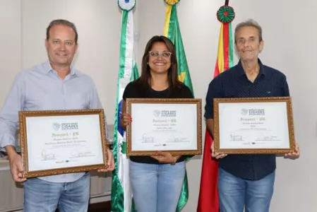 Prefeito Carlos Gil, secretária de Saúde Cristiane Pantaleão e o vice Marcelo Reis