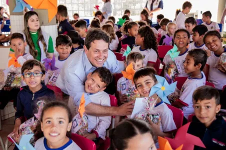 Prefeito Junior da Femac entrega doces aos alunos