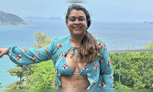 Preta Gil deixa a bolsa de ileostomia à mostra