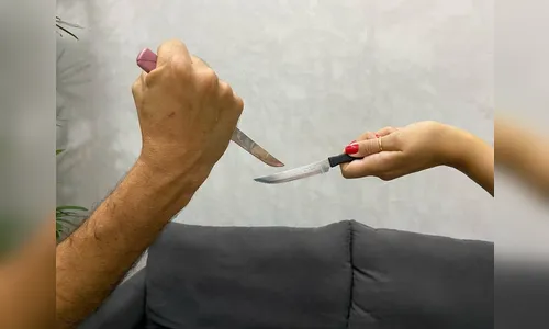Homem e mulher trocam ameaças com facas em mãos