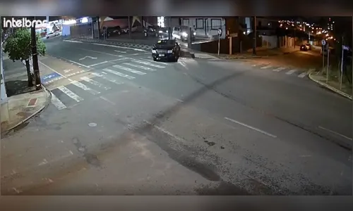 Câmera mostra quadrilha furtando quatro carros de loja no Paraná; veja