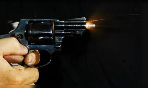 Homem ouve barulhos de tiros e encontra furos de bala no muro de casa