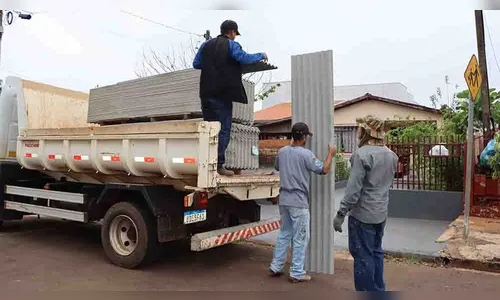 Ivaiporã entrega 6,2 mil telhas a famílias atingidas por temporal