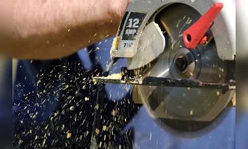 Idoso perde dedo polegar ao mexer com serra circular em Apucarana