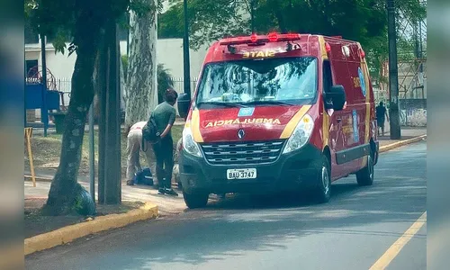 Homem sofre ferimento profundo após acidente com porta de vidro