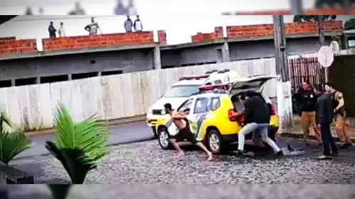 Suspeito algemado foge de policiais no Paraná; assista o flagrante