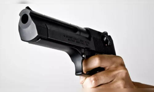 Ladrão tenta roubar mercearia com arma falsa e leva 