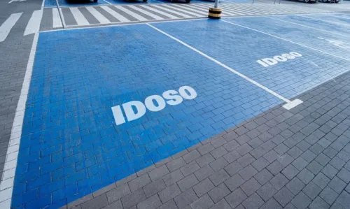 Vagas preferenciais para idosos em estacionamento