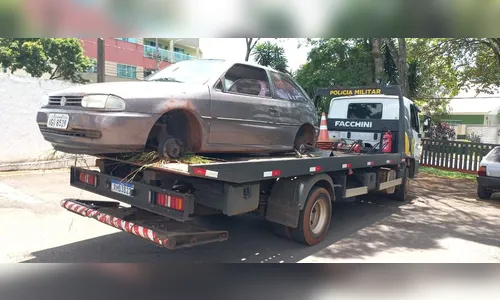 Carro furtado em Arapongas é localizado sem rodas em Apucarana