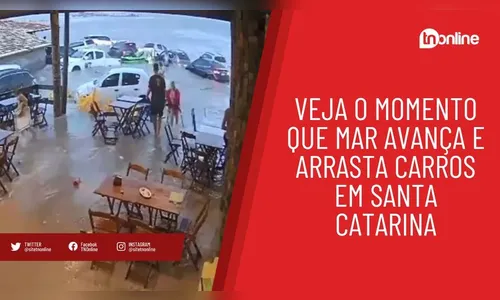 Veja o momento que mar avança e arrasta carros em Santa Catarina