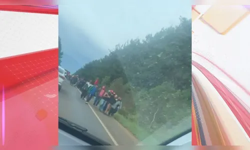 Integrantes do MST rendem policiais militares durante protesto no PR