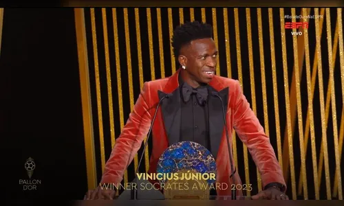Vinícius Júnior recebe Prêmio Sócrates e faz discurso antirracista