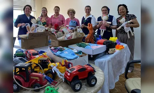 Voluntárias entregam brinquedos para Hospital da Providência