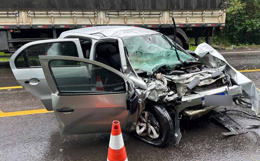 Carreta tomba na BR-277 e motorista morre no acidente em Candói