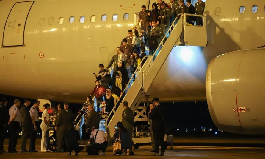 Avião da FAB pousou em Brasília às 3h47 com 48 pessoas a bordo